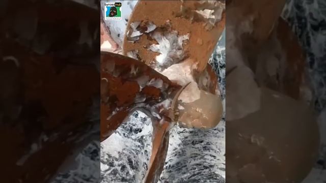 Рабочий показал толщину льда на реке Лене.  Его задача заключается в выпиливании судов изо льда