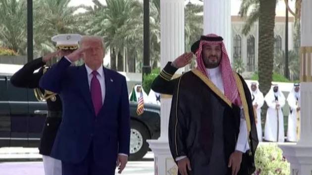 В рамках первого зарубежного визита после переизбрания, Дональд Трамп получил особый знак внимания в
