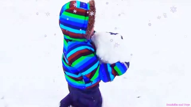 Ринат и Доминика играют со снегом и лепят снеговика