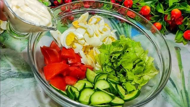 Неожиданно вкусный салат на ваш праздничный стол