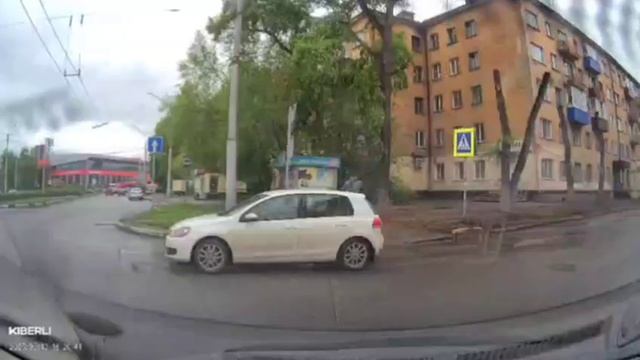 Двойная сплошная - не проблема в Новокузнецке