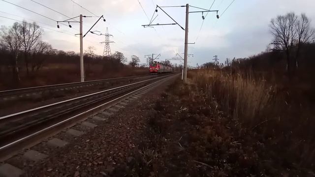 Вечерний. Система электровозов 2ЭС5К-276/277 "Ермак" с приветливой бригадой следует резервом