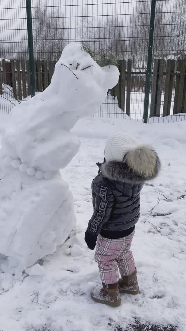 На спортивной площадке - снеговик #снеговик #2года9месяцев #Ева