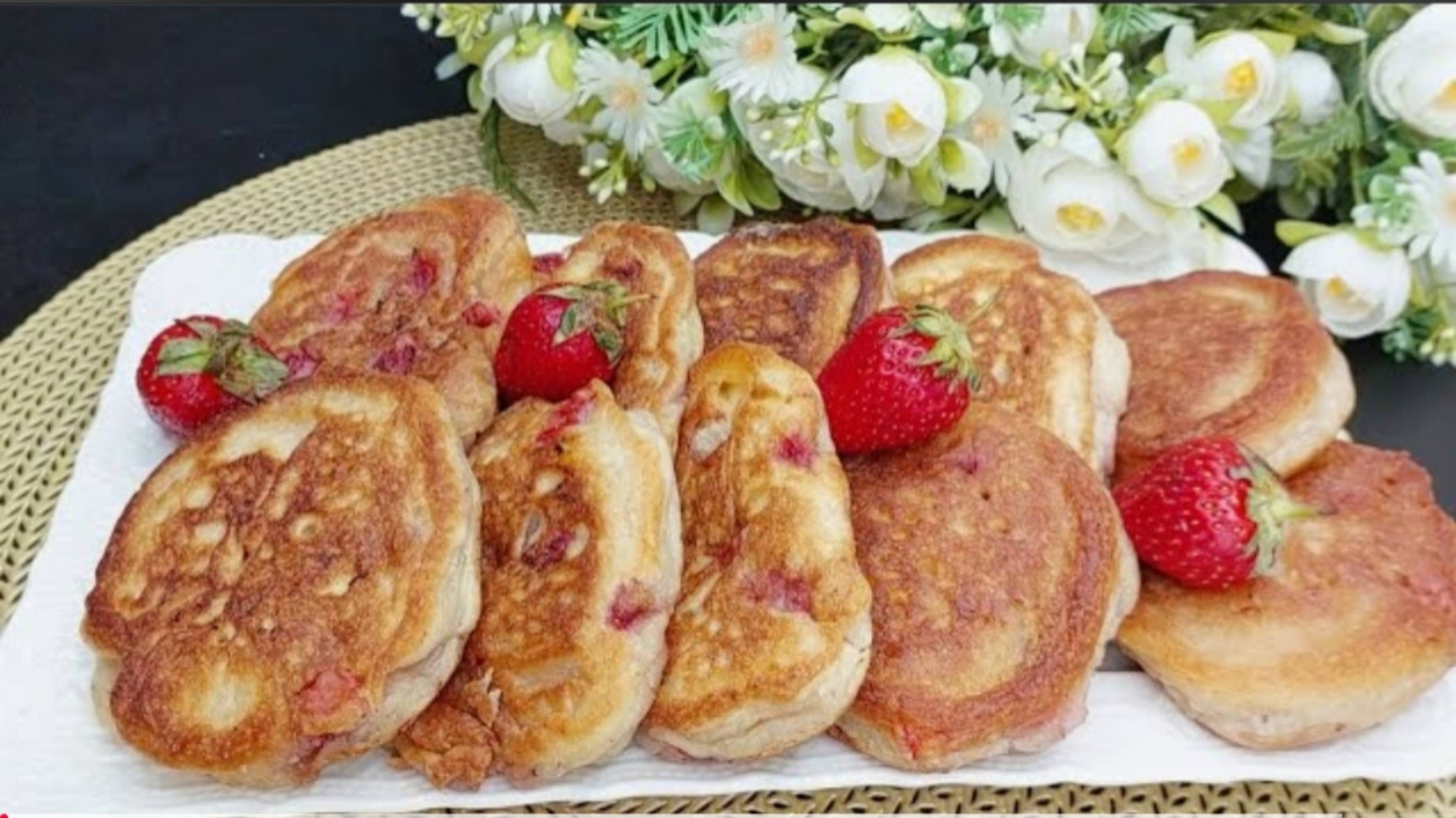 ЖАРЮ ОЛАДЬИ С КЛУБНИКОЙ.За10 минут 1 стакан Кефира и Целая гора вкуснятина готова!ВСЕ ПРОСЯТ РЕЦЕПТ