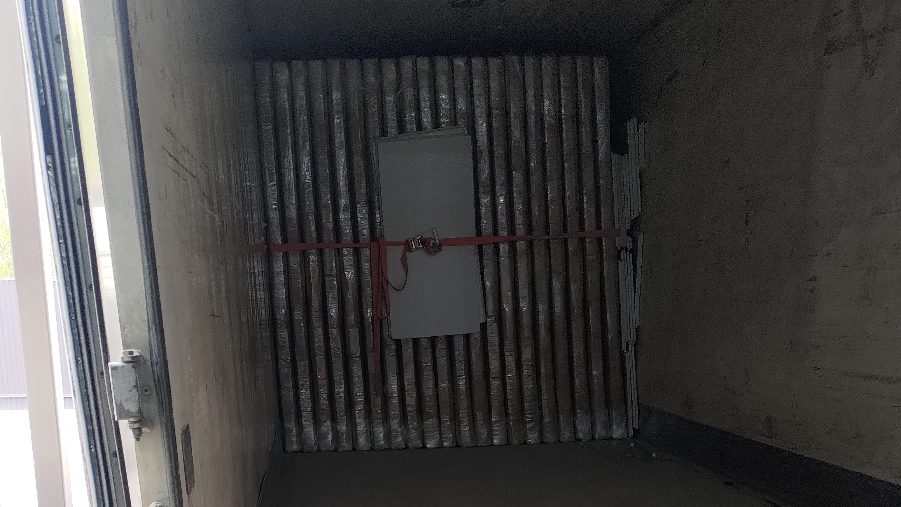 Катаемся по месту,как я возил двери зимой.ДТП на подъезде к дому.