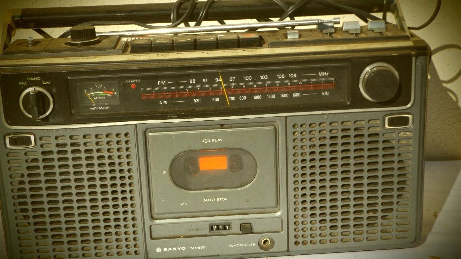 Винтажный магнитофон Sanyo M9950 Boombox  Портативный - Стерео / Моно-Япония-1976-год