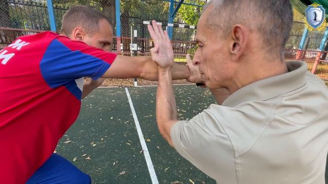 Защита от удара ножом прямо