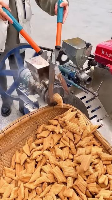 The process of making corn puffs using a machine #shorts