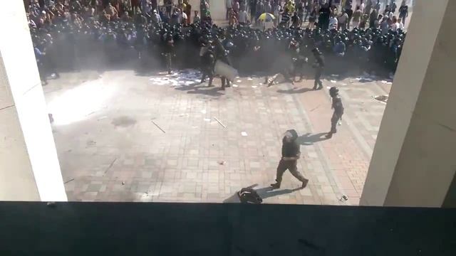 Момент броска БОЕВОЙ ГРАНАТЫ в правоохранителей под р