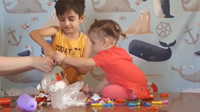 Filled a large balloon and pierced/ Заполнили большой шарик  и прокололи