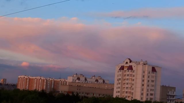Облака в лучах заходящего солнца.