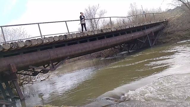Рыбалка на хищную рыбу с моста на щуку на окуня на карася в сильное течение в половодье