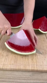 The process of cutting watermelon-shaped pudding #shorts