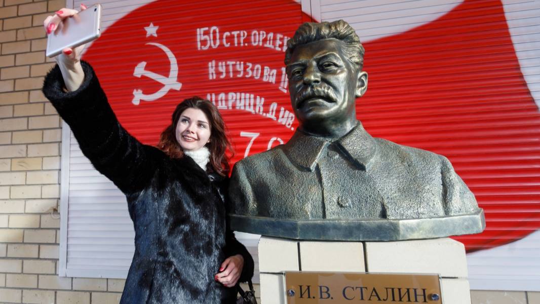 2025. РОССИЯ: НАКРЫЛИ МОЛЕЛЬНЫЙ ДОМ. НЕТ ТАБАКУ НА ОСТАНОВКАХ. ПАМЯТНИКИ СТАЛИНУ. Дайджест