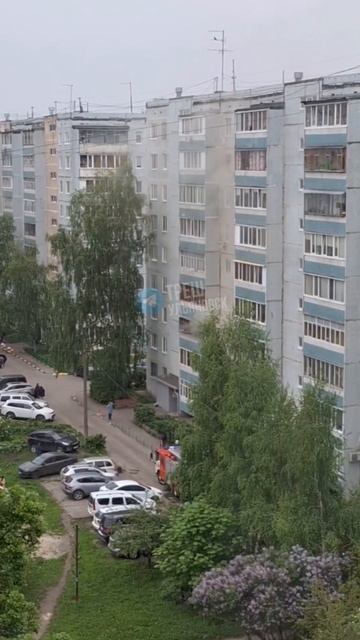 Горит квартира в доме на Рябикова, 61/37 во 2-ом подъезде  Пожарные на месте