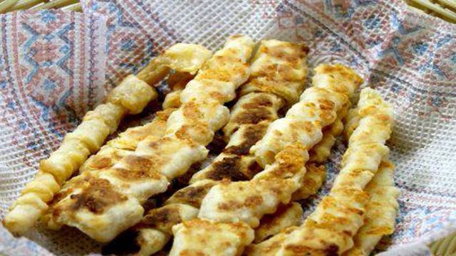 Палочки из сырного теста