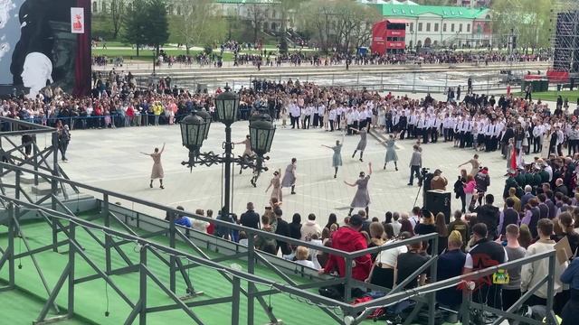 Вальс Победы-2025. Екатеринбург. Плотинка. 9 мая 2025 года.