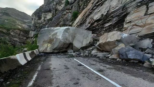 Остались без сообщения. Полсотни сел заблокировал в Дагестане кусок скалы.