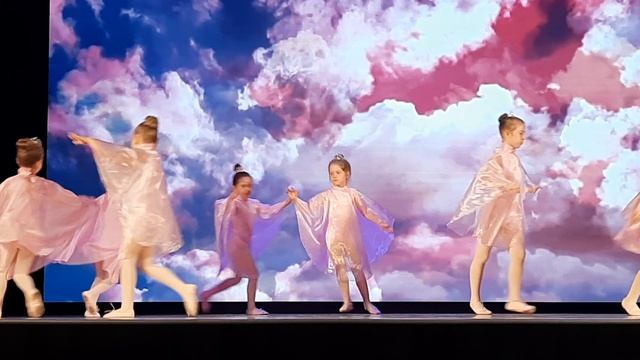 выступаю на сцене с другими