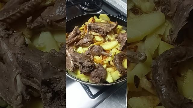 Жареная дикая утка и жареная картошка