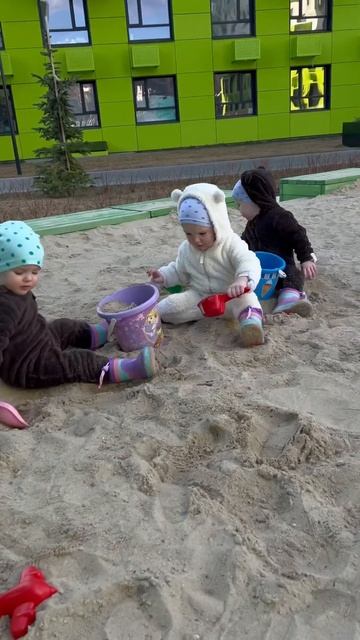 Песок оценили, теперь любимое место #triplets #тройняшки #м