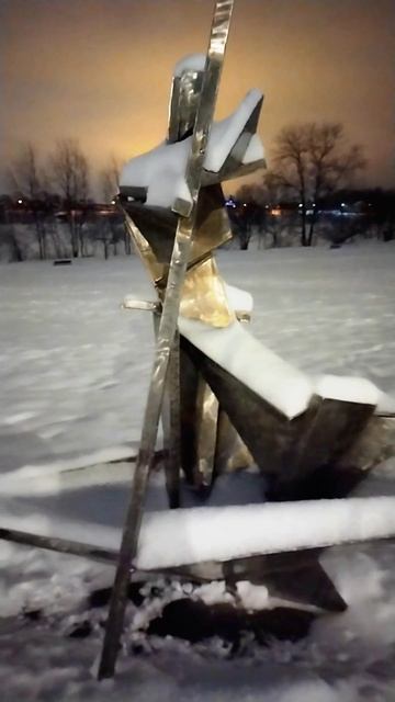Скульптура «Тихая вода», окраина Петербурга. 14 декабря 2023.