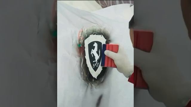 Логотип Ferrari рисуется вручную с точной проработкой каждого слоя🙌