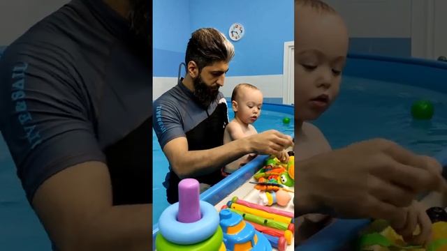 Илья, 2 года и 4 месяца. Учимся плавать самостоятельно