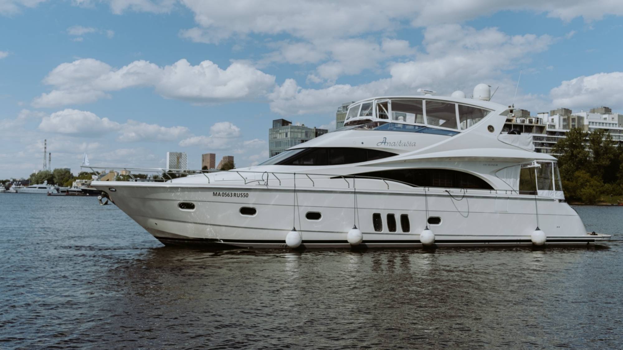 Аренда роскошной яхты Marquis 690 в Москве
