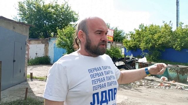 Лунная, 33: мусорка и шины, 14.05.2025