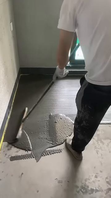 The process of smearing the floor using liquid cement #shorts