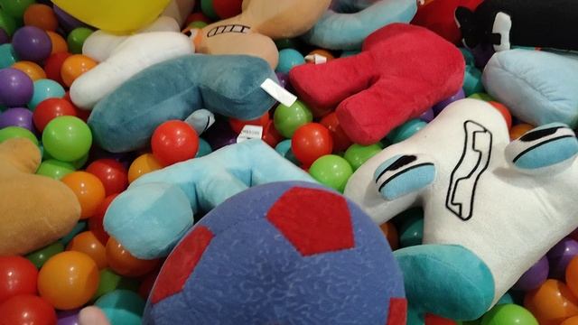 играем в мягкие игрушки и мяч в детском сухом бассейне