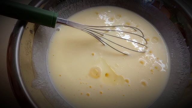 Заливной пирог с зеленым луком и яйцом.