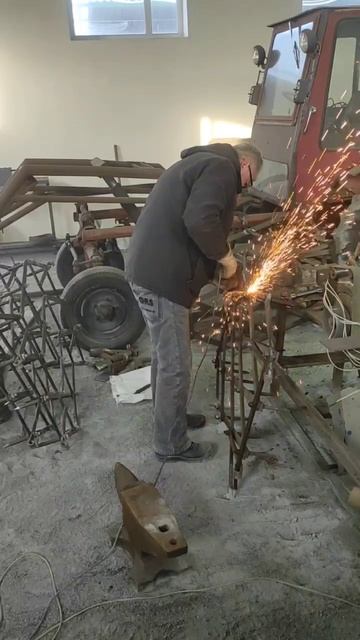Борона из металлолома робота кипит
