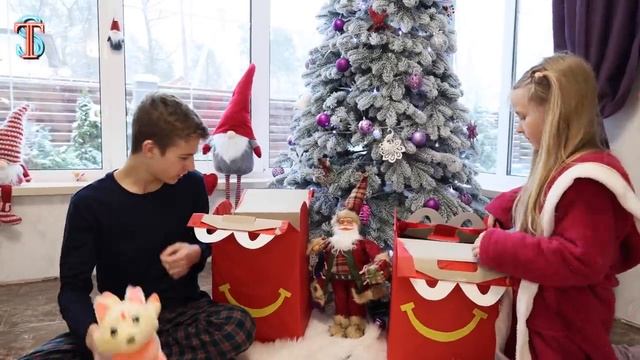РОБЛОКС в Хэппи Мил. ПОДАРКИ от ГРИМАСА для Тимы и Эммы на Рождество 🎄🎁