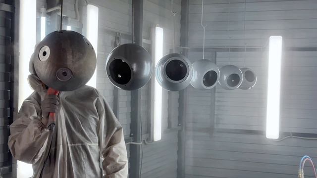 Процесс нанесения порошковой краски на алюминиевые сферы   #порошковаяпокраска #покраска
