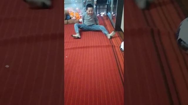 играем с другом в доме футбол