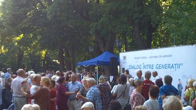Ян Райбург поёт в Центральном парке Кишинева ч. 1