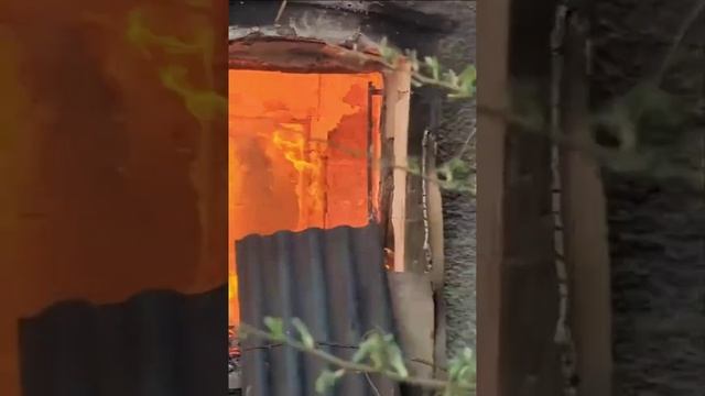 Догорающий ПВД противника🇺🇦, уничтоженный российскими войсками на одном из направлений зоны СВО…