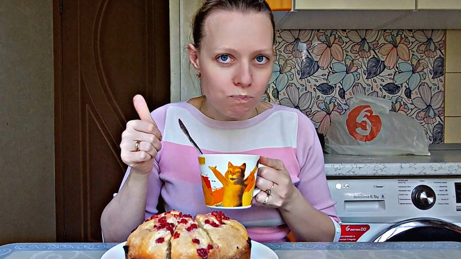 Пирог 🥧 с ягодой и кефирчик | Тяну до зп 💸 | Мукбанг