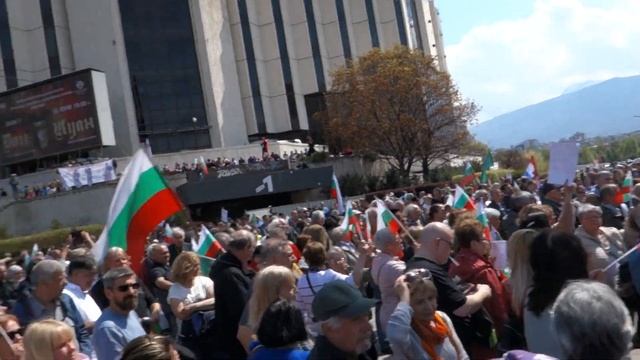 Протестираща на Поход за мир и неутралитет ... Пилоните на НДК в гр. София ...