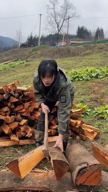 This woman is very skilled at splitting wood #shorts