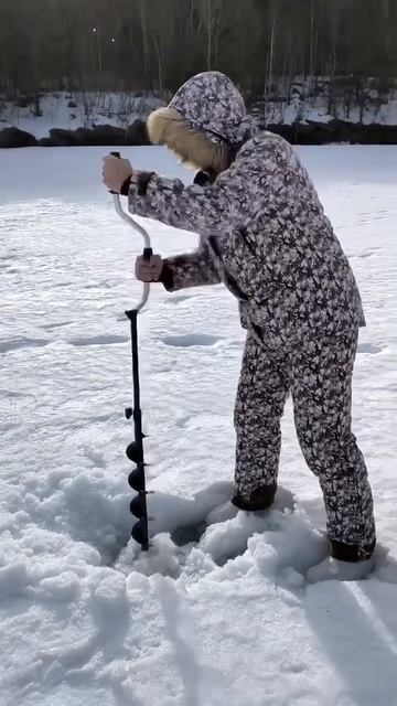 Женская рыбалка 😂🥳 #рыбалка #сибирь #fishing #окунь #icefishi