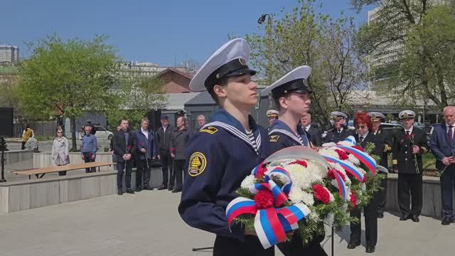 Возложение цветов и передача венка курсантам ПУС «Надежда» для спуска в Японском море. 14.05.2025