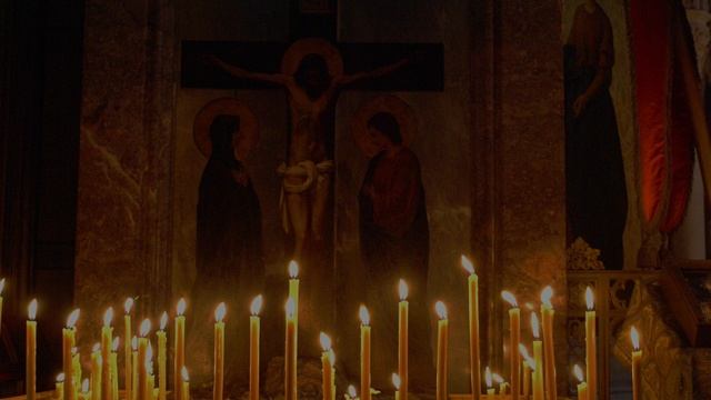 Плачут в храмах свечи у икон рыдая....