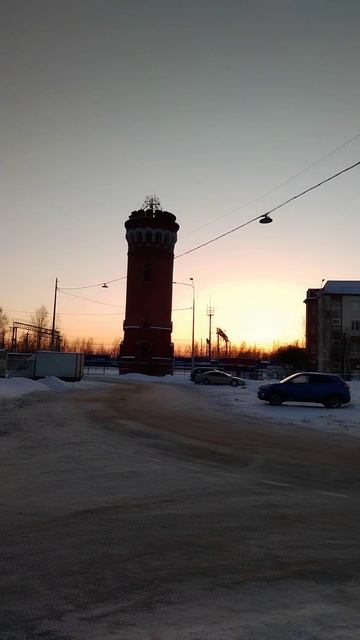 Старая водонапорная башня на закате, 1 января 2024, окраина Петербурга.