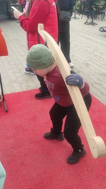 спорт это всё но и падения тоже бывают. Приседание с коромыслом.