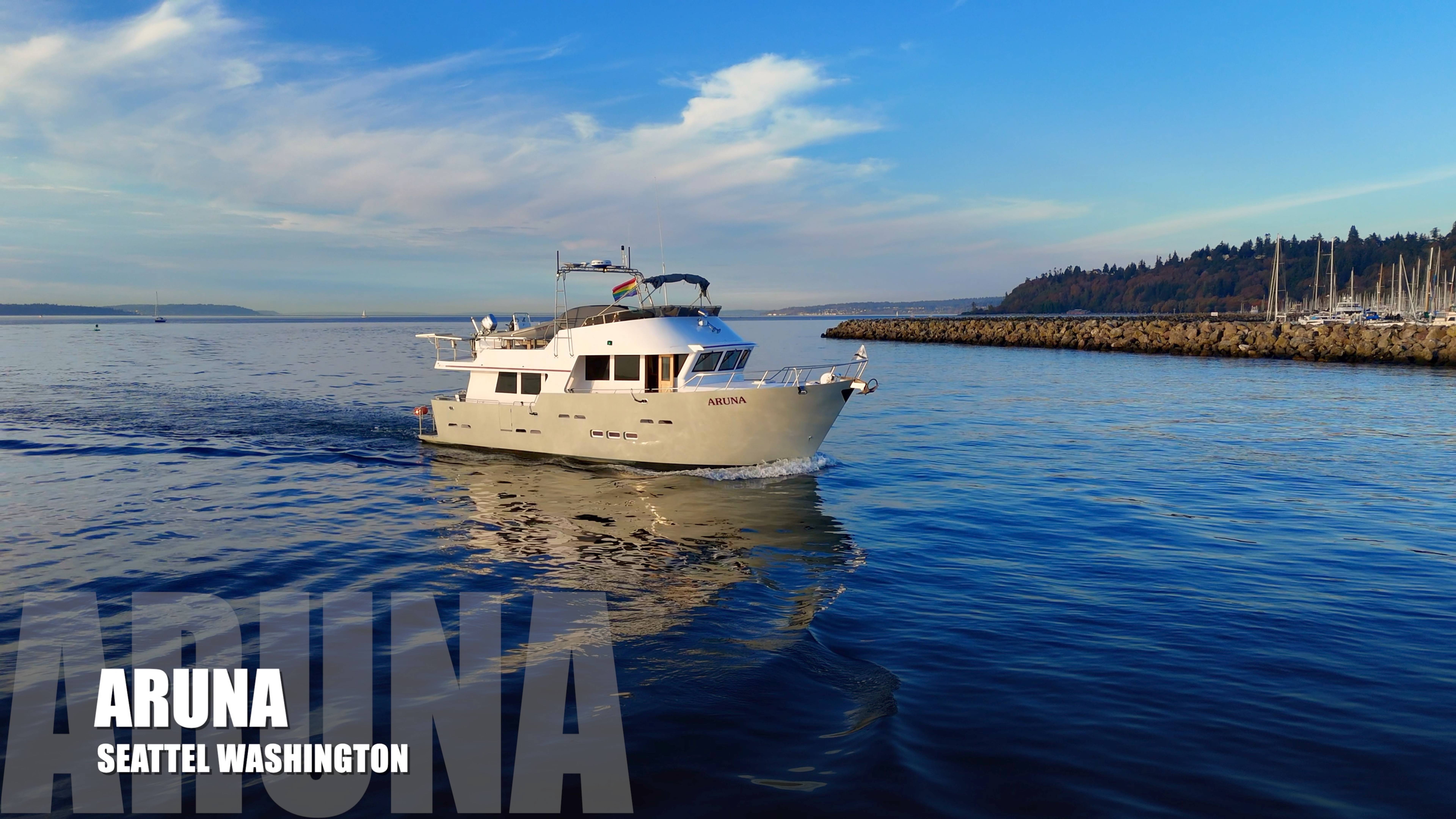 🛥️ Одинокая лодка возвращается в родную марину после живописного дня в море