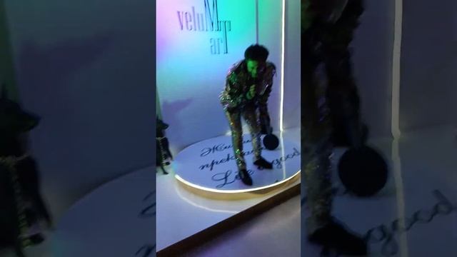 Макс Розе исполняет песню Моя Бабушка курит трубку.
