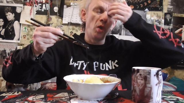 мукбанк варёная картошка яйца жареные маренованые бакложаны и кофе максим